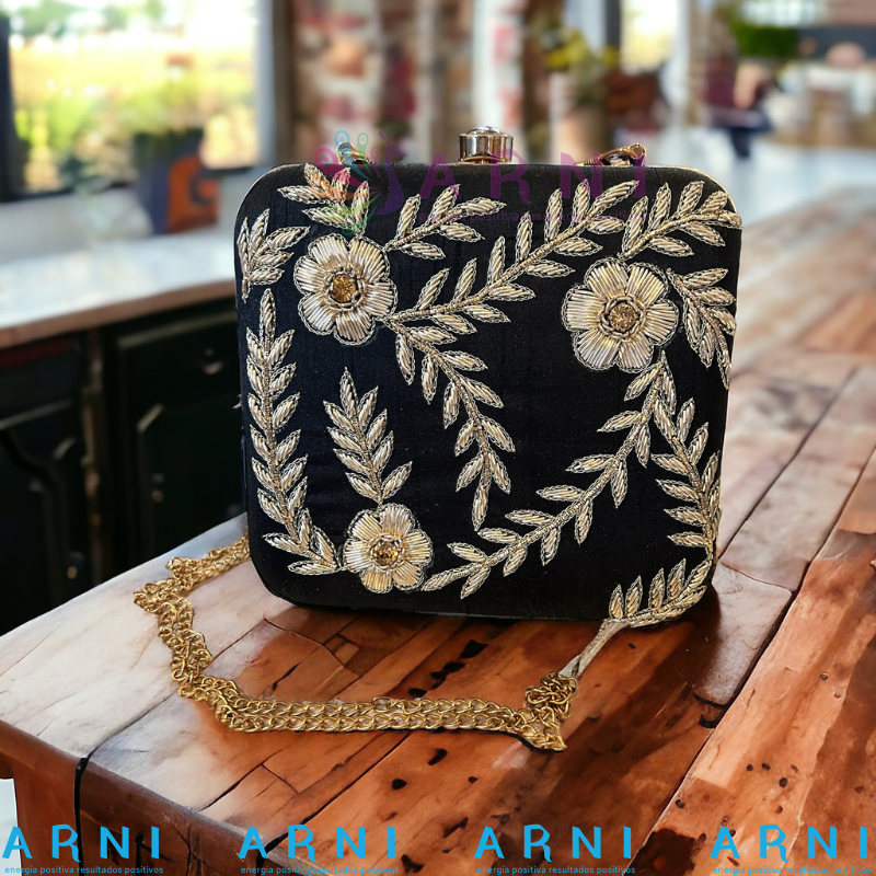 Cartera de color negro con flores