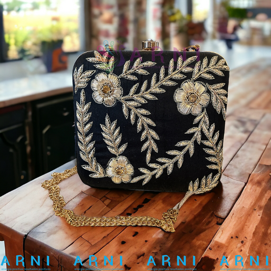 Cartera de color negro con flores
