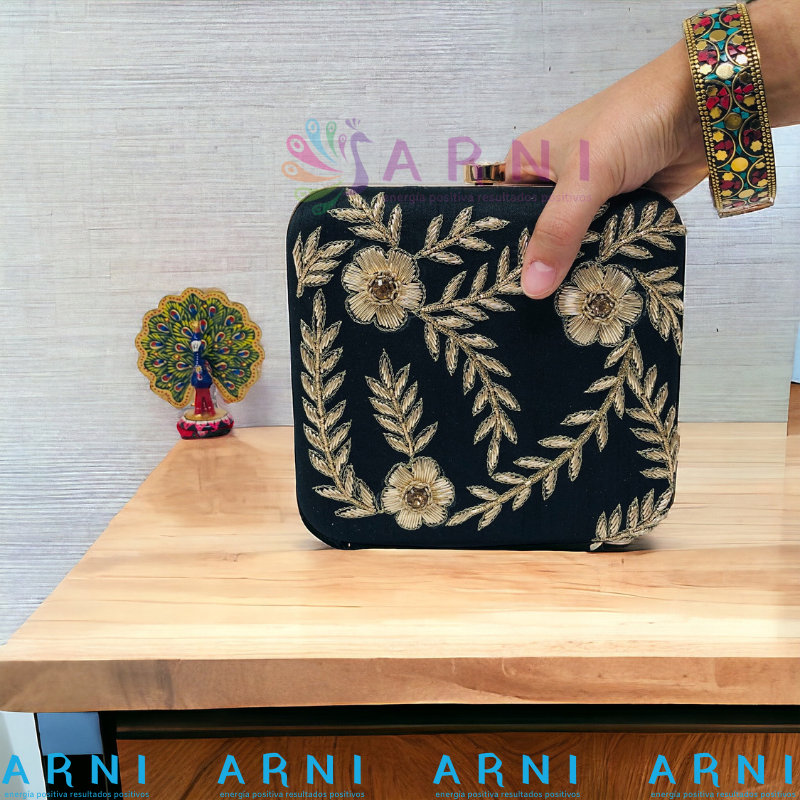 Cartera de color negro con flores