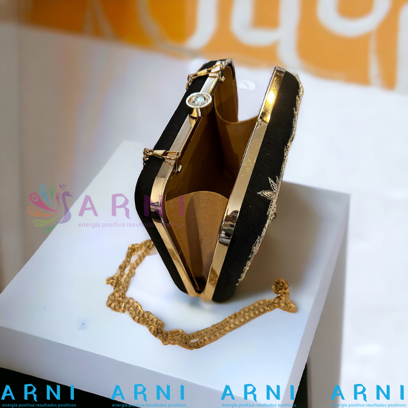Cartera de color negro con flores