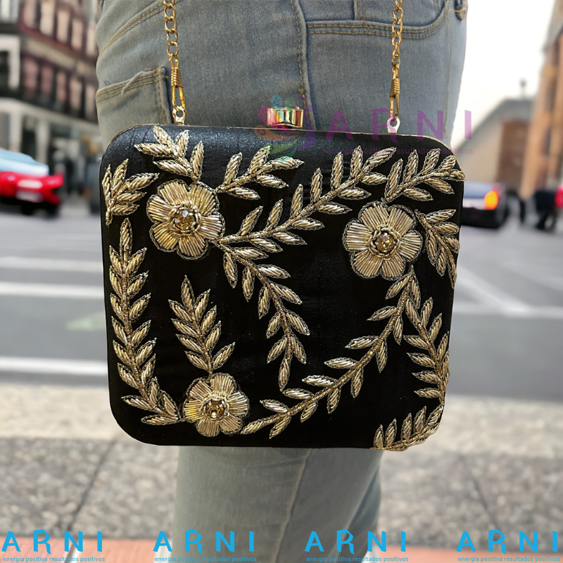 Cartera de color negro con flores