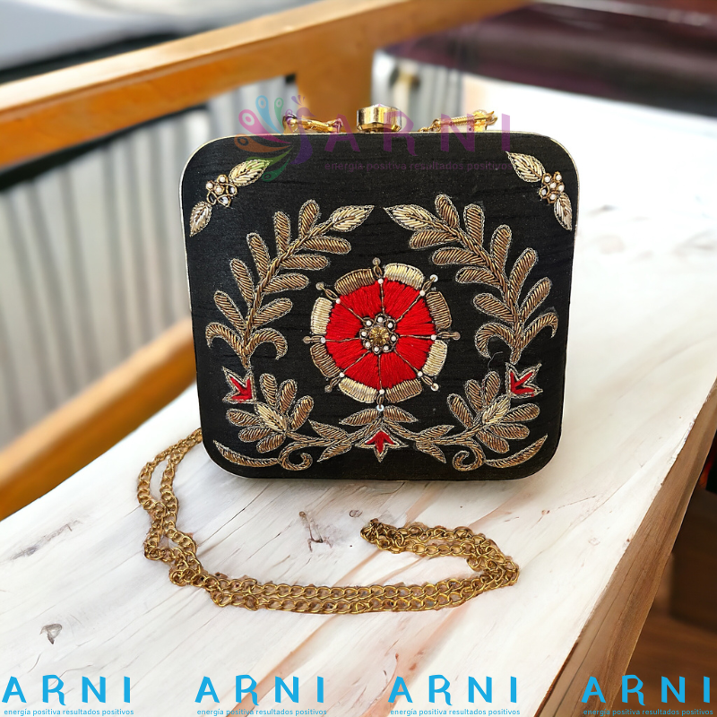 Cartera Negro con Flor Rojo