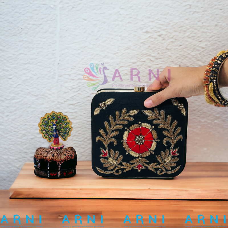 Cartera Negro con Flor Rojo
