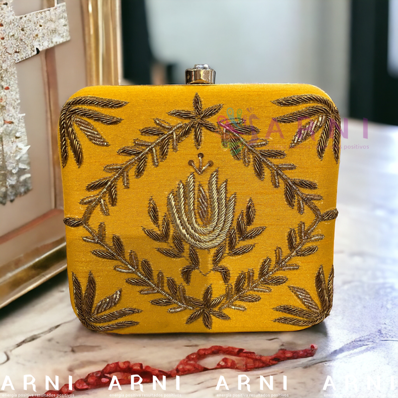 Cartera de color amarillo con bordados a mano dorados