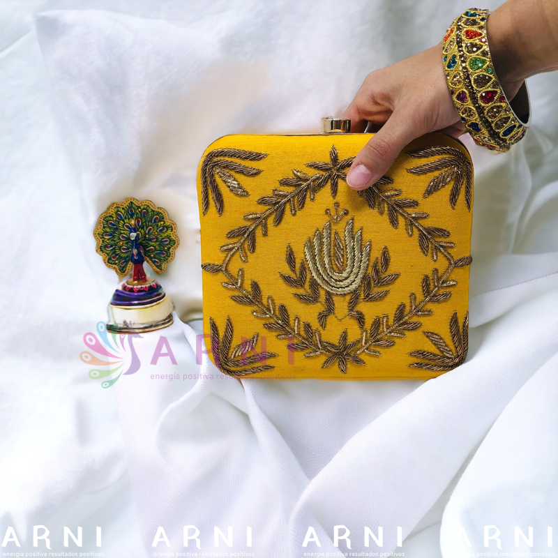 Cartera de color amarillo con bordados a mano dorados