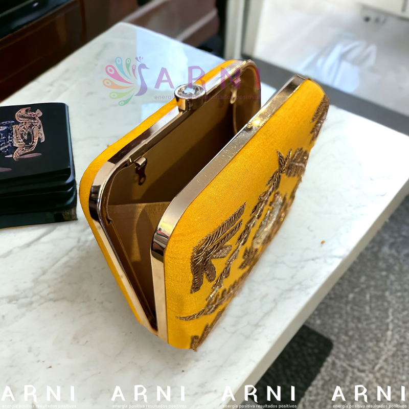 Cartera de color amarillo con bordados a mano dorados