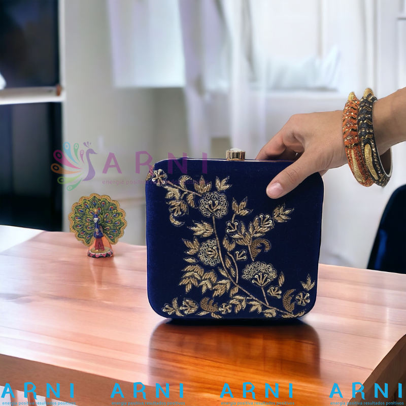 Cartera de color azul con bordados a mano dorados