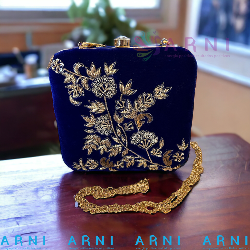 Cartera de color azul con bordados a mano dorados