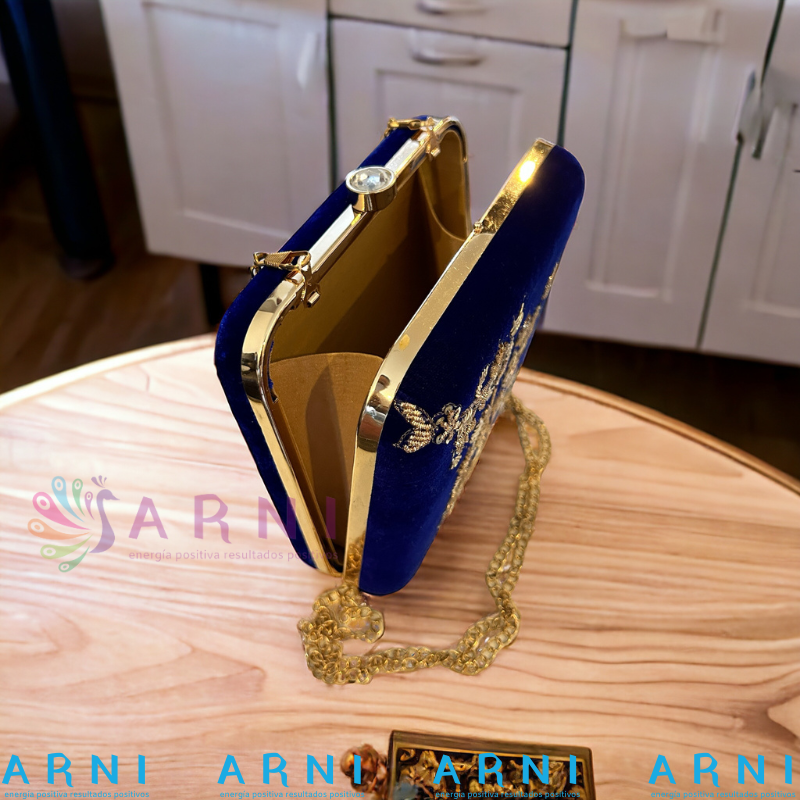 Cartera de color azul con bordados a mano dorados