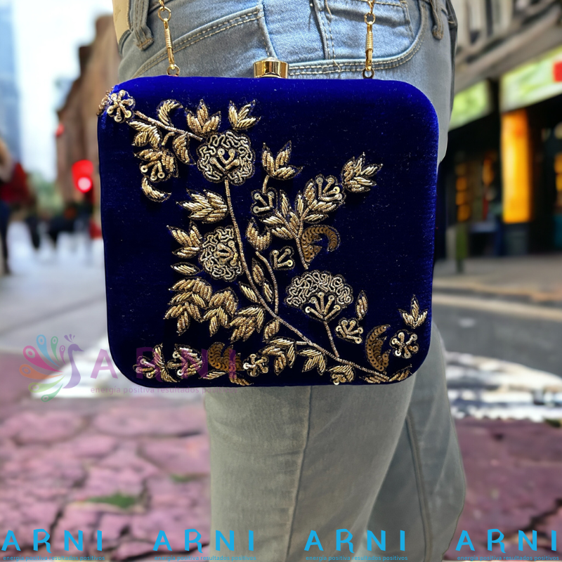 Cartera de color azul con bordados a mano dorados