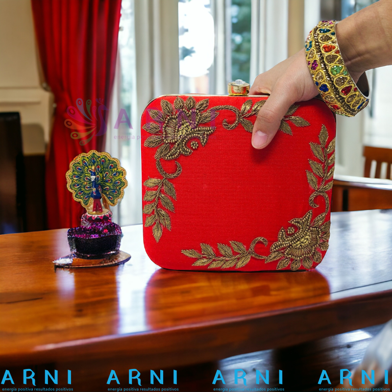 Cartera de color rojo con flores bordadas a mano