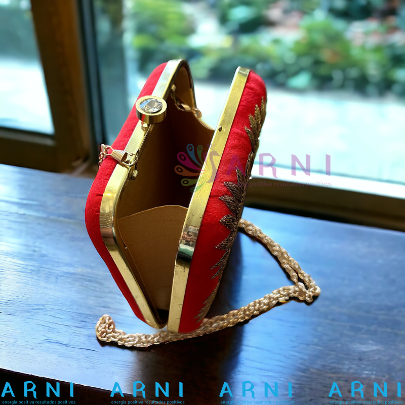 Cartera de color rojo con flores bordadas a mano