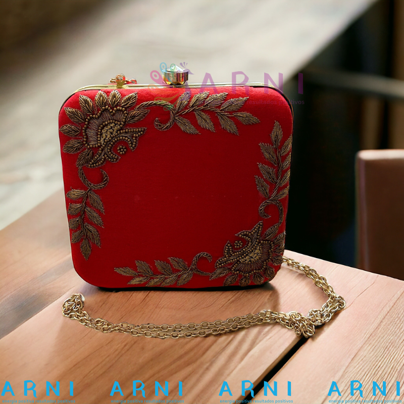 Cartera de color rojo con flores bordadas a mano