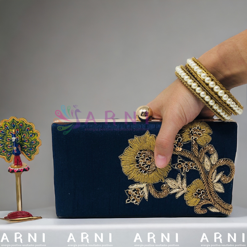 Cartera de color azul con flores bordadas a mano