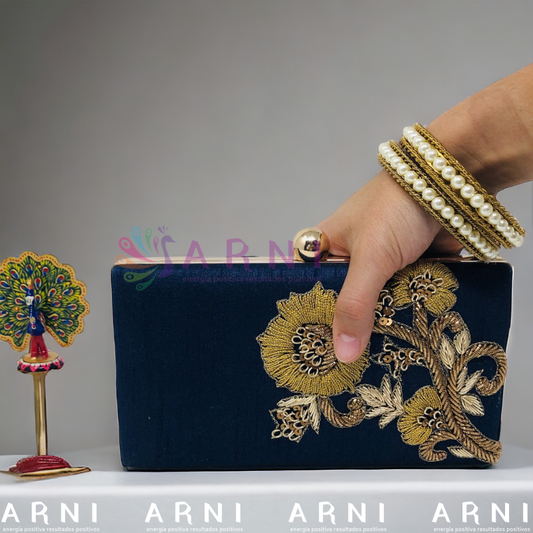 Cartera de color azul con flores bordadas a mano