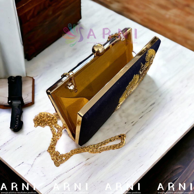Cartera de color azul con flores bordadas a mano