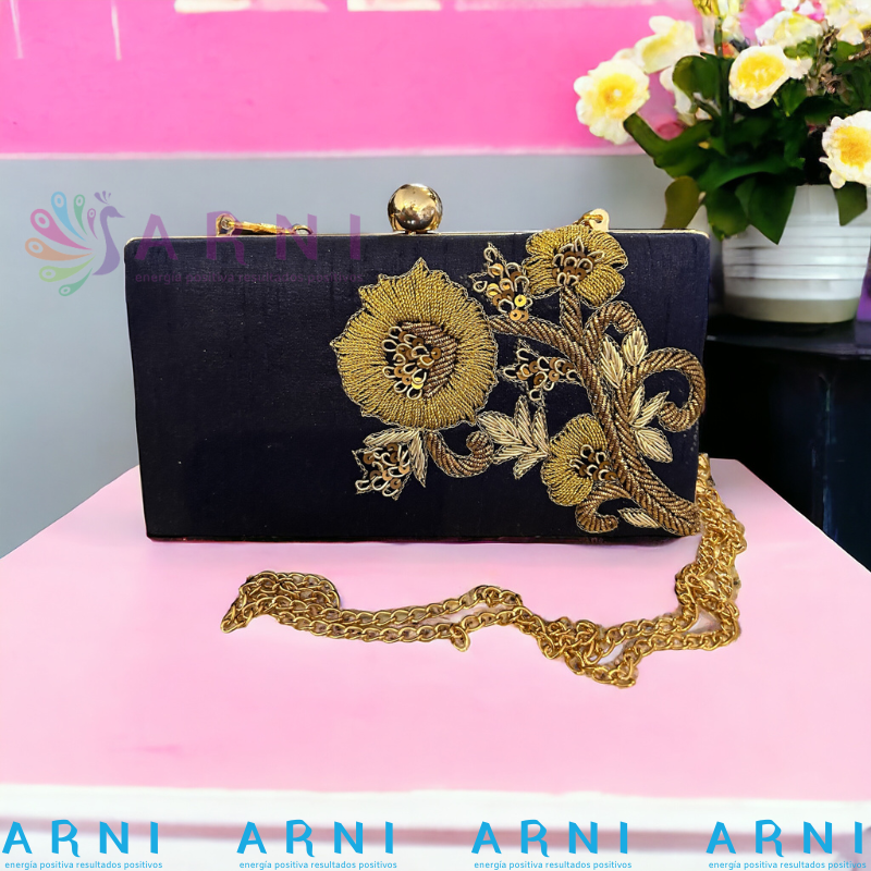 Cartera de color azul con flores bordadas a mano