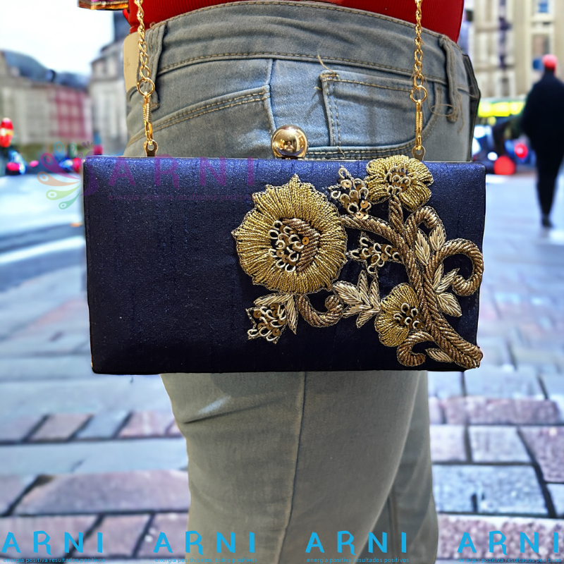 Cartera de color azul con flores bordadas a mano