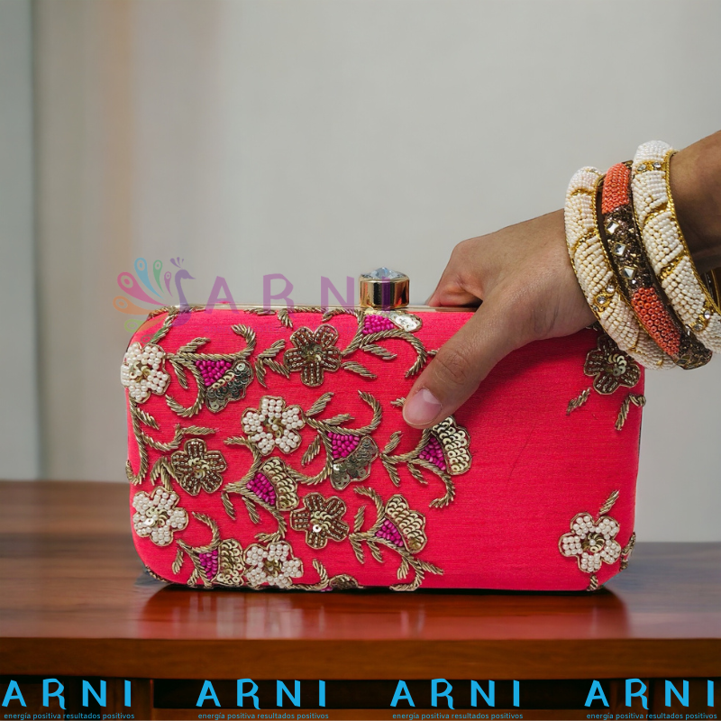 Cartera de color rosado con flores bordadas a mano
