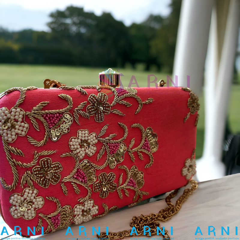 Cartera de color rosado con flores bordadas a mano