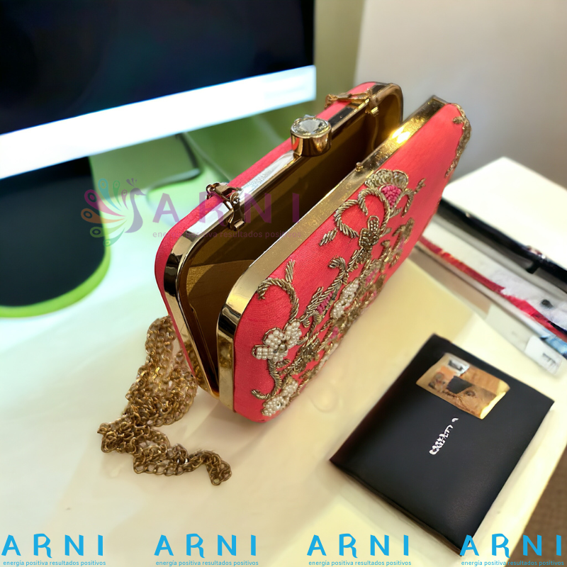 Cartera de color rosado con flores bordadas a mano
