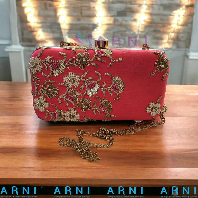Cartera de color rosado con flores bordadas a mano