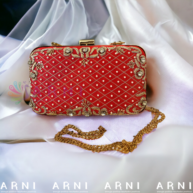 Cartera de color rojo con flores bordadas a mano
