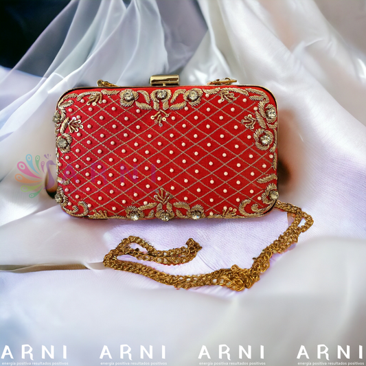 Cartera de color rojo con flores bordadas a mano