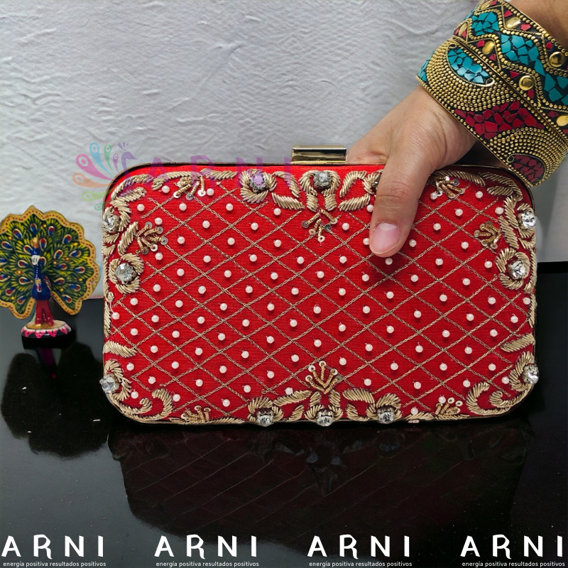 Cartera de color rojo con flores bordadas a mano