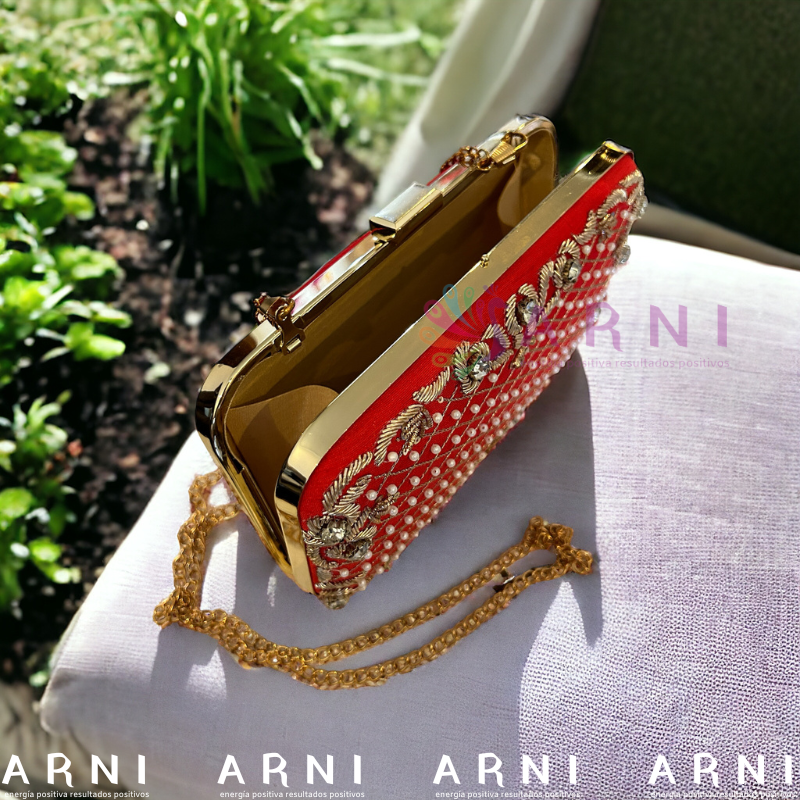 Cartera de color rojo con flores bordadas a mano