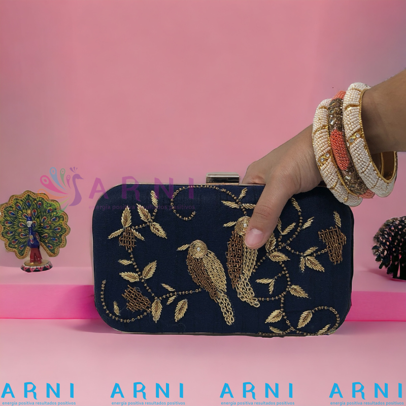 Cartera de color azul con pàjaros bordados a mano