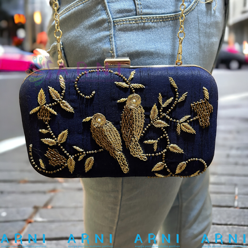 Cartera de color azul con pàjaros bordados a mano