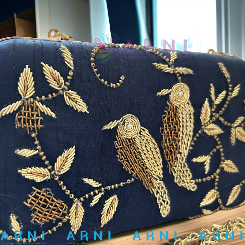 Cartera de color azul con pàjaros bordados a mano