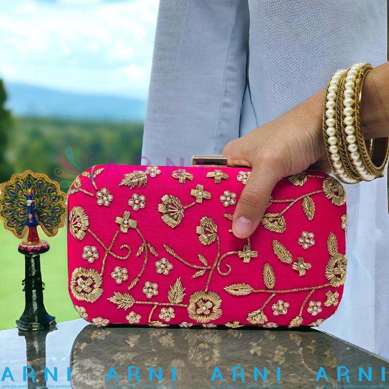 Cartera de color fucsia con flores bordadas a mano