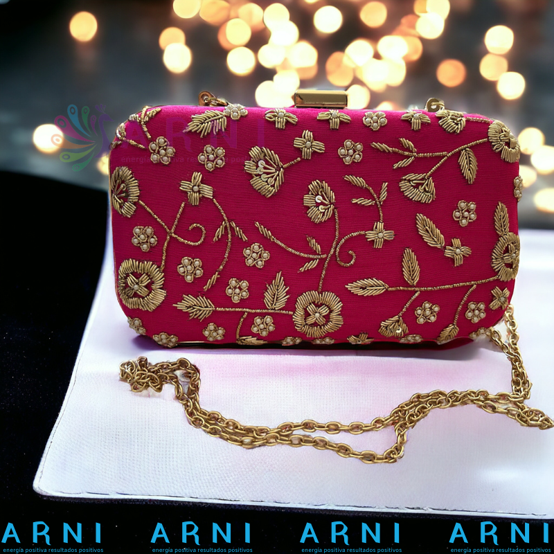Cartera de color fucsia con flores bordadas a mano