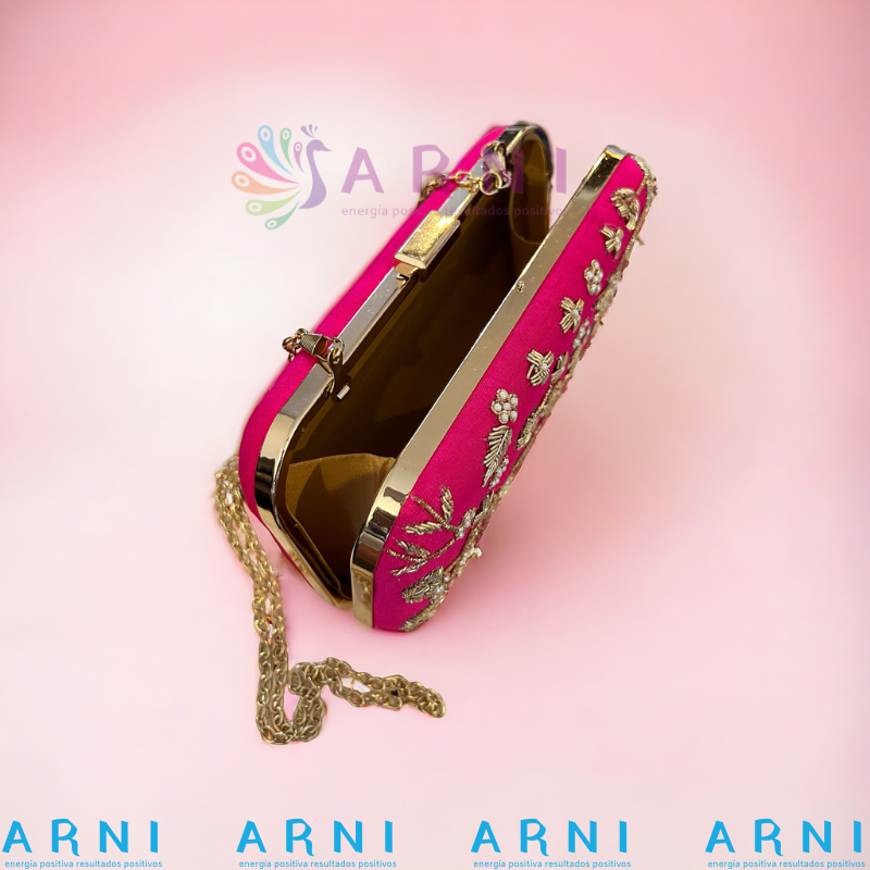 Cartera de color fucsia con flores bordadas a mano