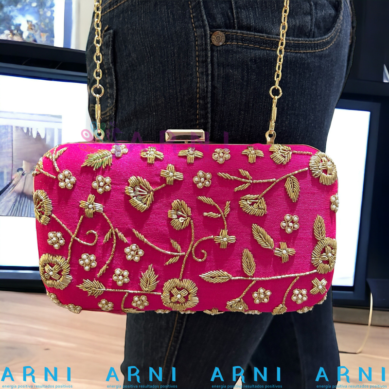 Cartera de color fucsia con flores bordadas a mano