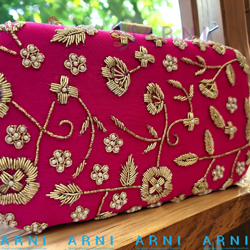 Cartera de color fucsia con flores bordadas a mano