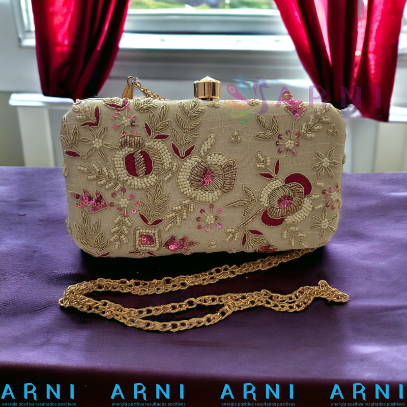 Cartera de color bige con aplicaciones fucsia con flores