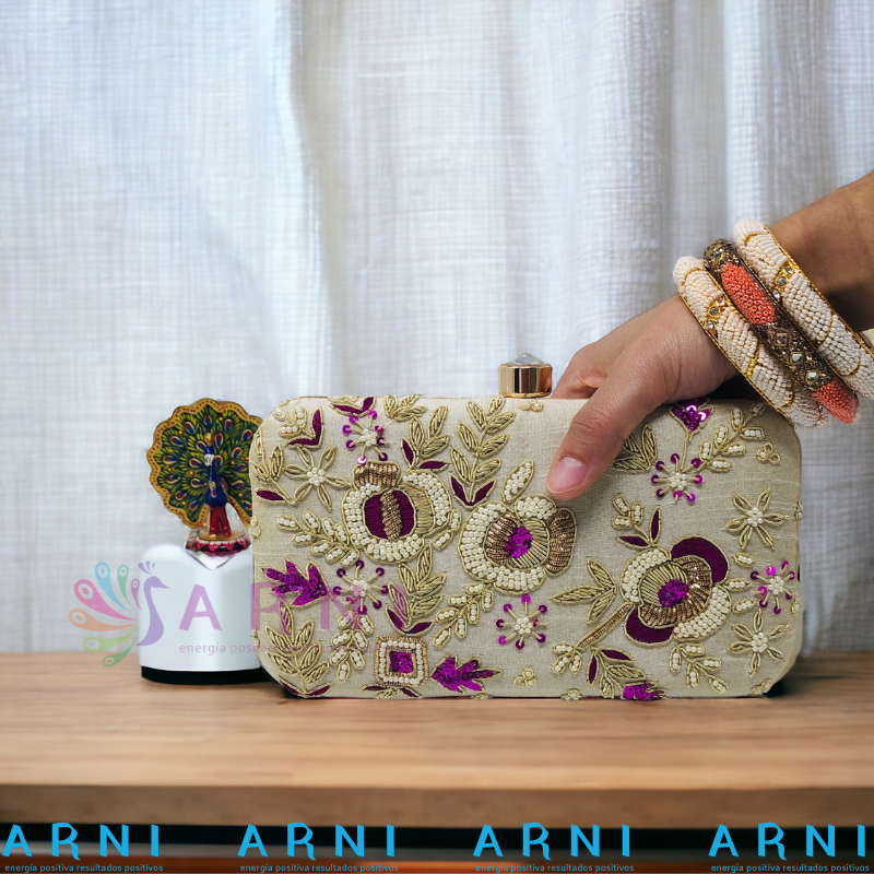 Cartera de color bige con aplicaciones fucsia con flores