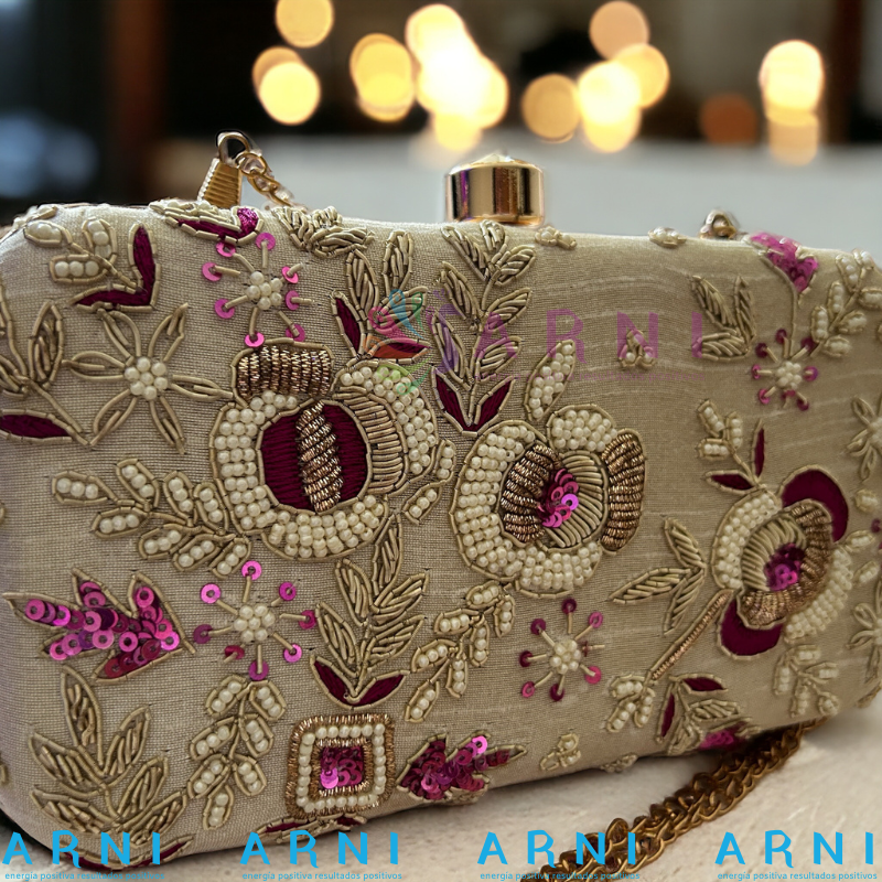 Cartera de color bige con aplicaciones fucsia con flores