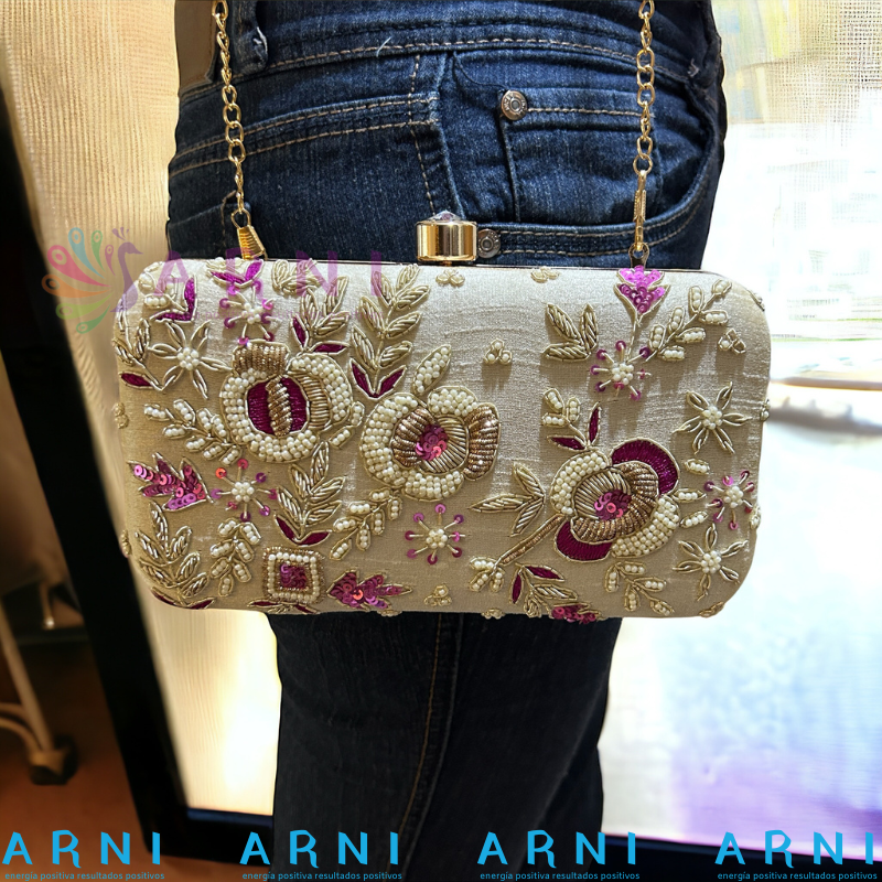 Cartera de color bige con aplicaciones fucsia con flores