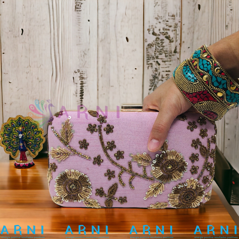 Cartera de color violeta con flores bordadas a mano