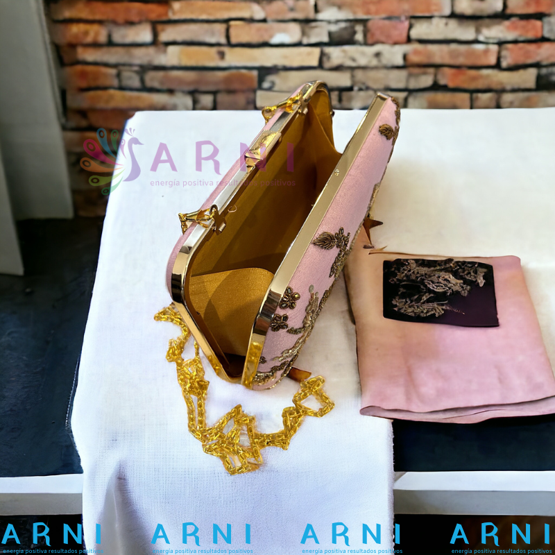Cartera de color violeta con flores bordadas a mano
