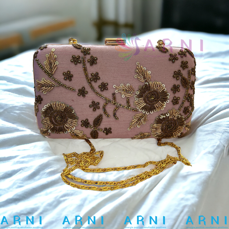 Cartera de color violeta con flores bordadas a mano