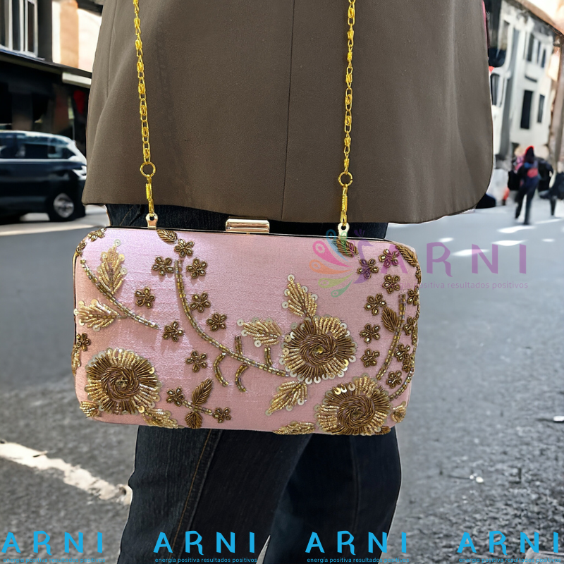 Cartera de color violeta con flores bordadas a mano