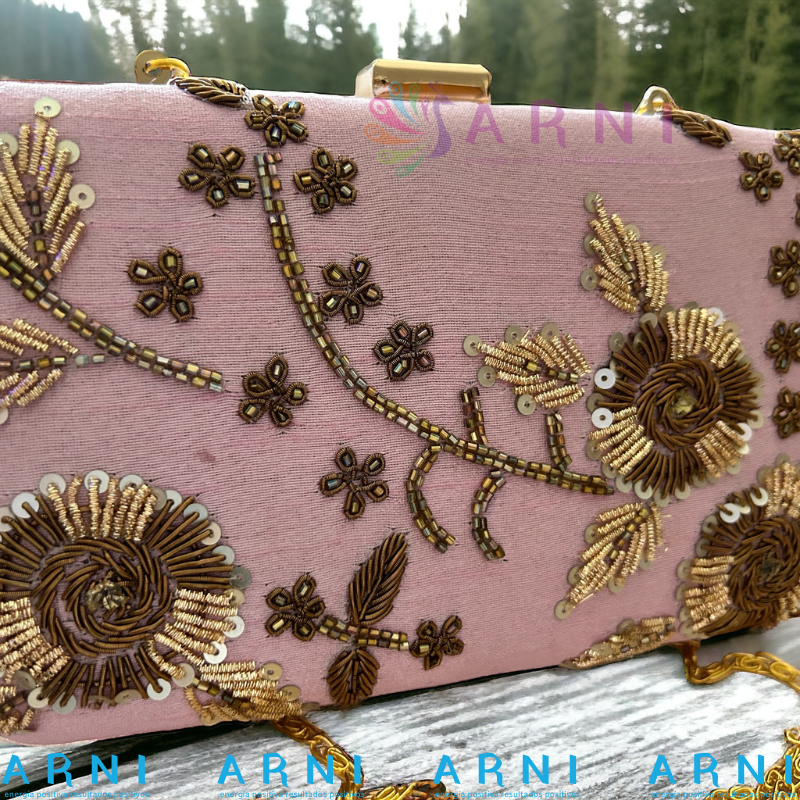 Cartera de color violeta con flores bordadas a mano