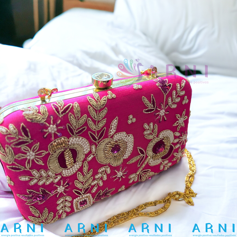 Cartera de color rosado con flores bordadas a mano