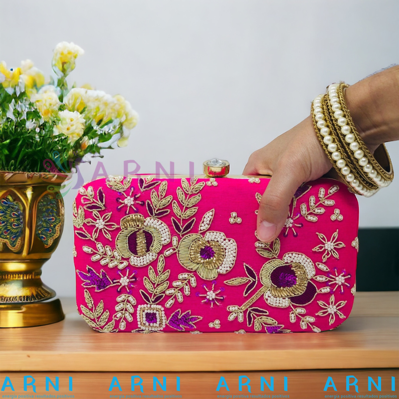 Cartera de color rosado con flores bordadas a mano
