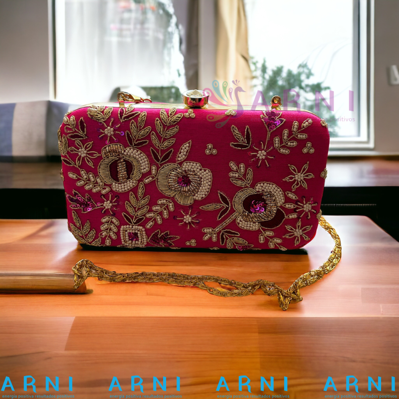 Cartera de color rosado con flores bordadas a mano